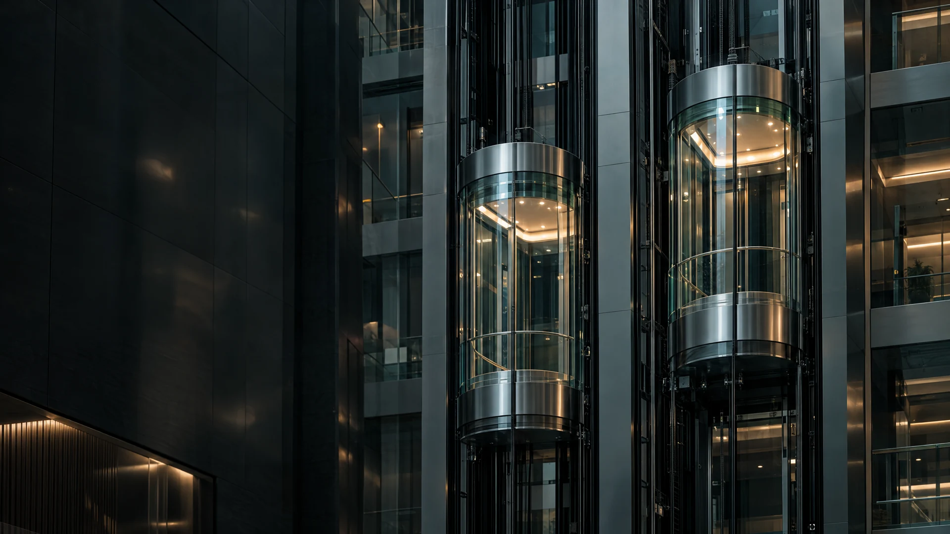 Modern cam asansörler ve çelik konstrüksiyonlu mimari atrium